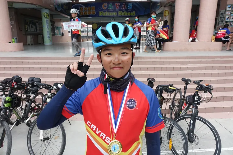 中正國中2年級的鄭錡鴻臉曬出墨鏡的印記。羅琦文攝