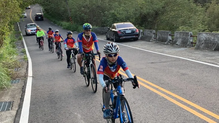 爬坡山路遇到強逆風，小朋友依然堅持騎完全程。施世治提供