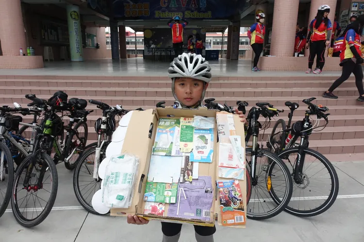 5年級的林宸竹帶著FSC作品環島宣傳環保。羅琦文攝