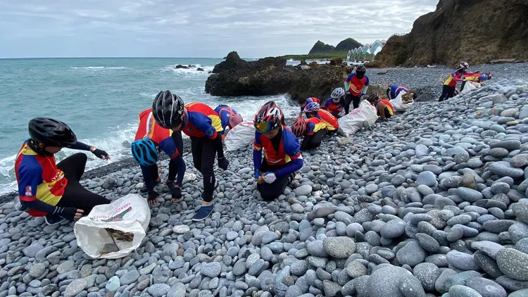 單車環島途中，還到海邊淨灘。施世治提供