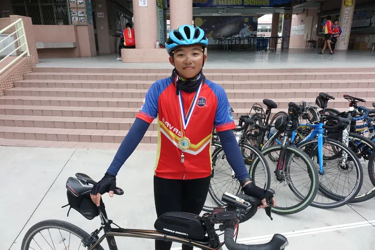 鄭錡鴻半路摔車，「吃了很多草，還好沒受傷」。羅琦文攝