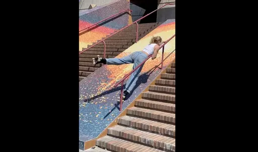 正妹溜冰連環摔結局好勵志　網竟心疼磁磚