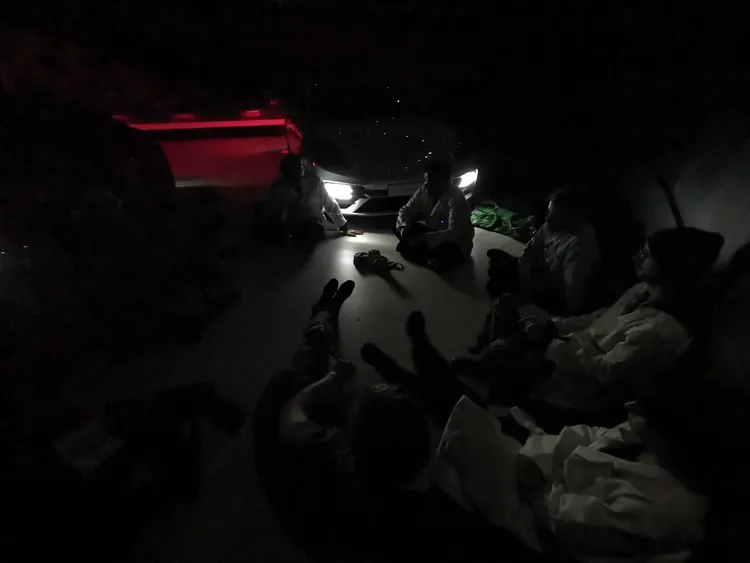 示威者格里馬塔推文指出，福斯博物館工作人員關燈走人。翻攝推特@GGrimalda