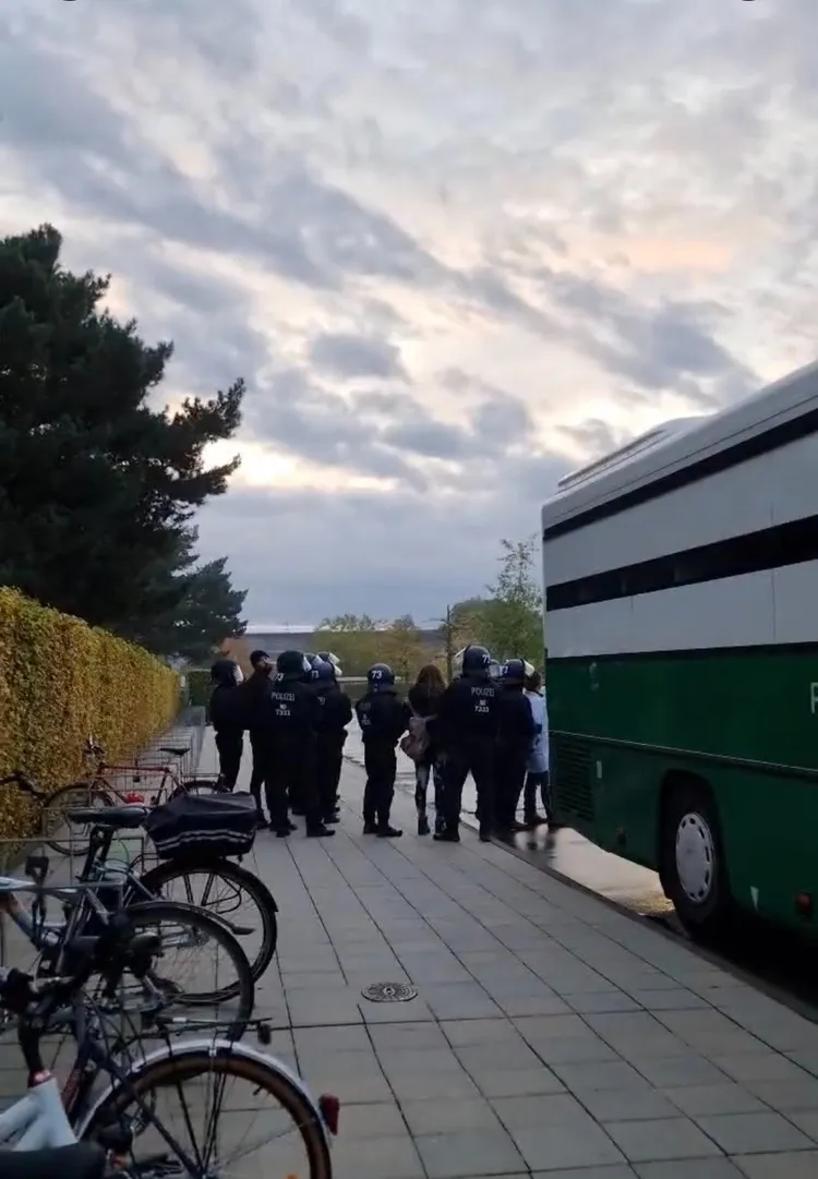 警方將其餘示威者強制帶走。翻攝推特@ScientistRebel1