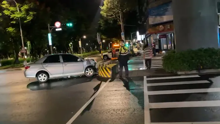 轎車左轉撞及直行休旅車。翻攝畫面