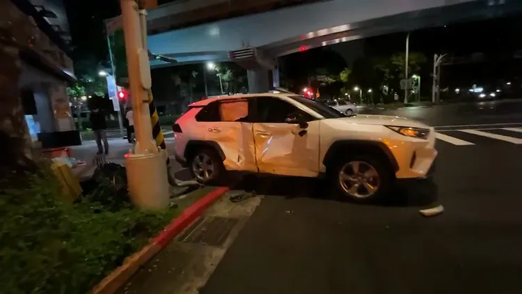 休旅車左右兩側都凹損嚴重。翻攝畫面