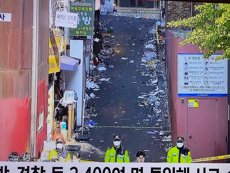 昨晚約有10萬人前往梨泰院慶祝萬聖節，案發斜坡至少擠進上千人。翻攝畫面