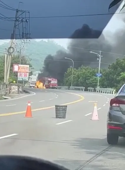 大貨車爆炸炸出一團火球。取自爆料公社