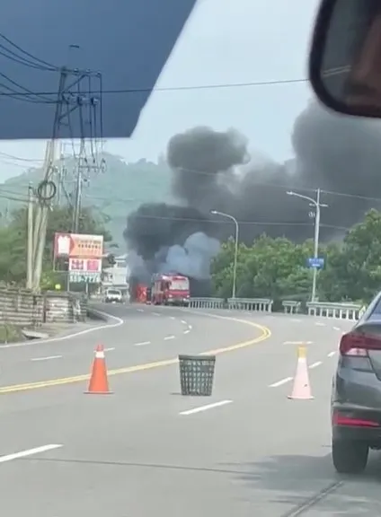 爆炸之後黑煙更濃。取自爆料公社