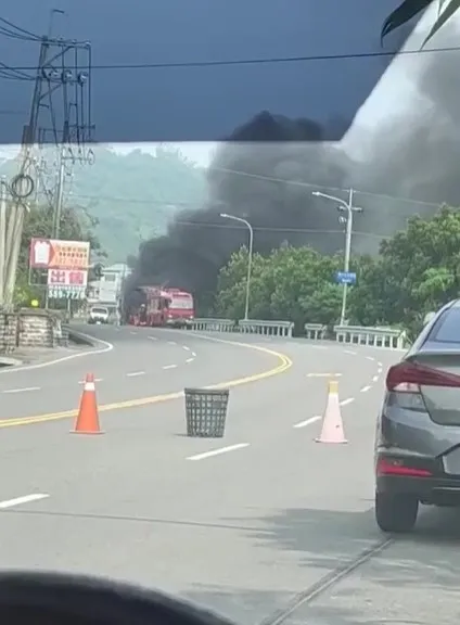 載運飼料的大貨車車一開始是冒濃煙。取自爆料公社