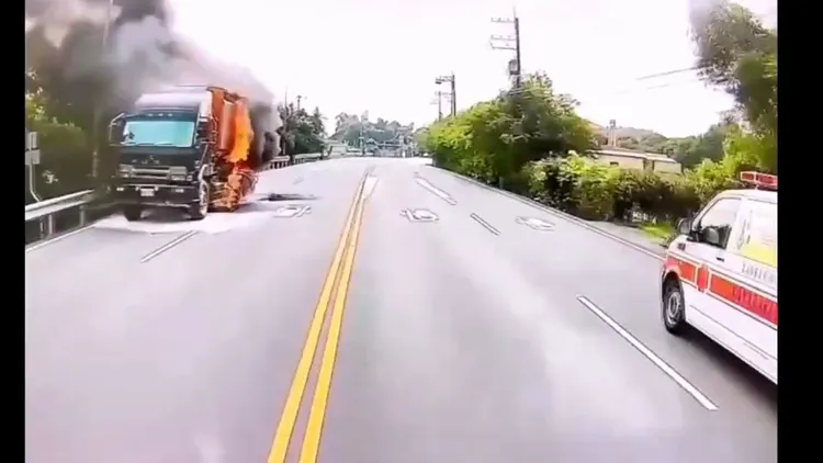 載運飼料的大貨車左後輪起火，火勢猛烈。讀者提供