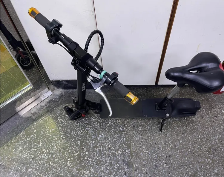 張女騎乘的電動自行車。板橋警分局提供