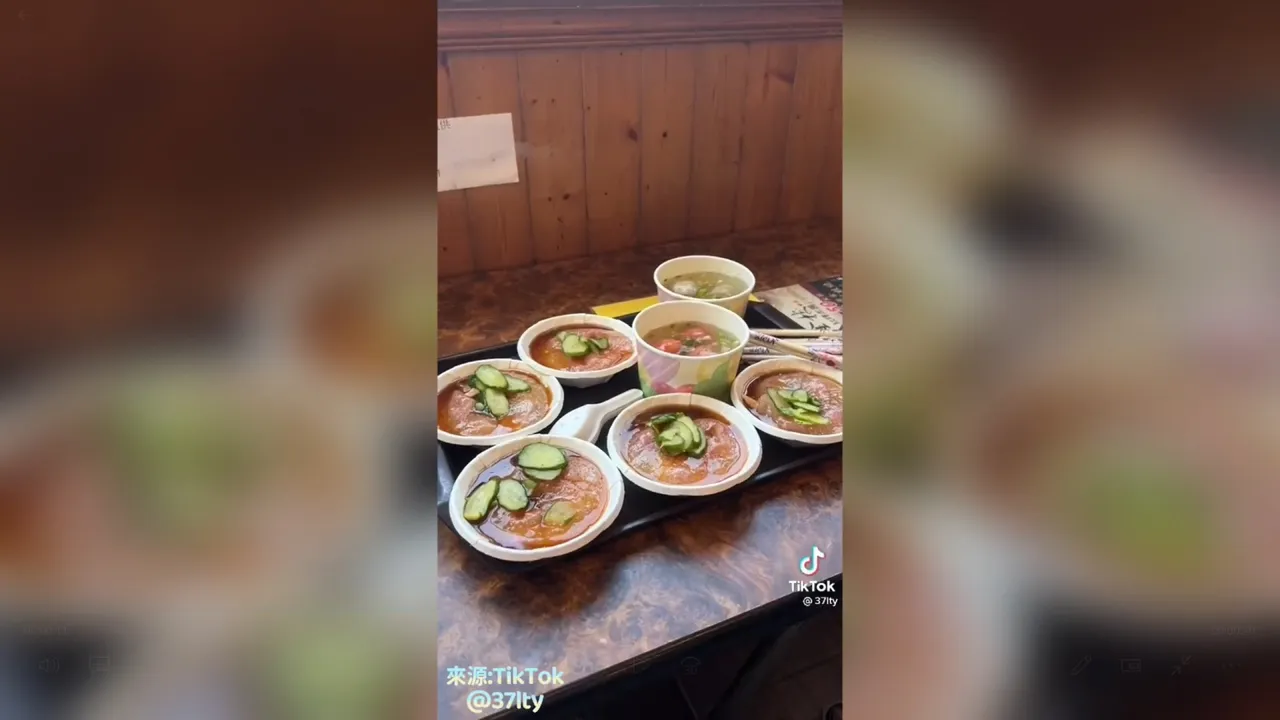 肉圓是來九份必吃的小吃之一。