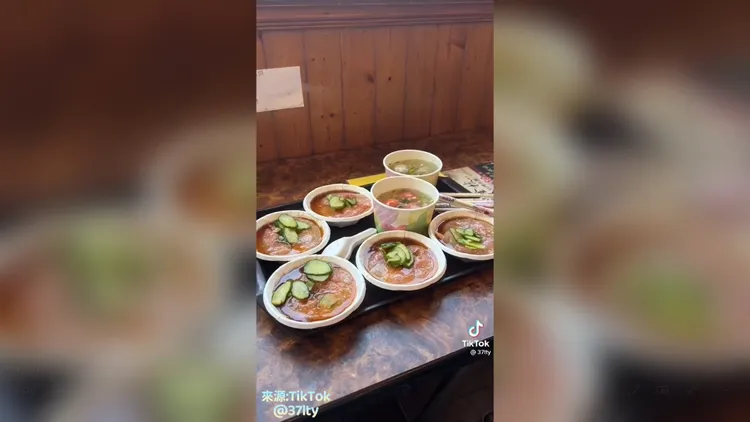 肉圓是來九份必吃的小吃之一。