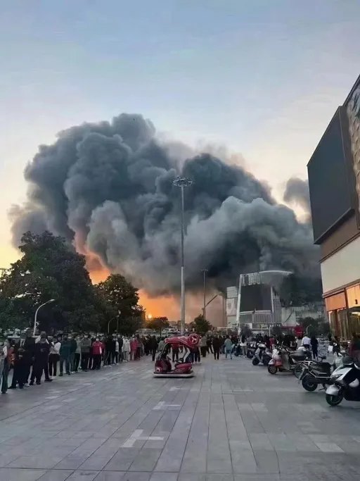 南京金盛百貨大火狂燒！黑煙直竄天際　民眾冷靜排隊等核酸