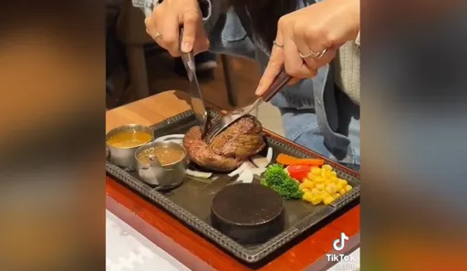 正妹大啖翼板牛一口接一口 網友好評「三重牛排地標」