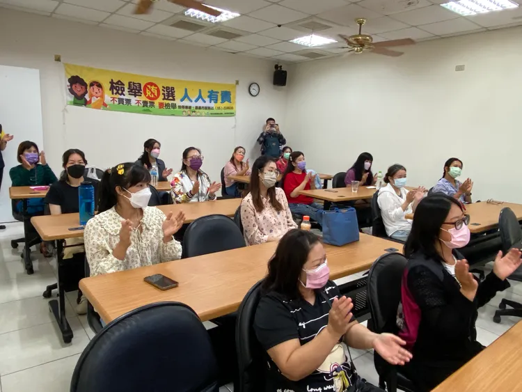 新住民朋友熱情響應嘉義市政府政風處廉政志工團隊反賄選順口溜。翻攝畫面