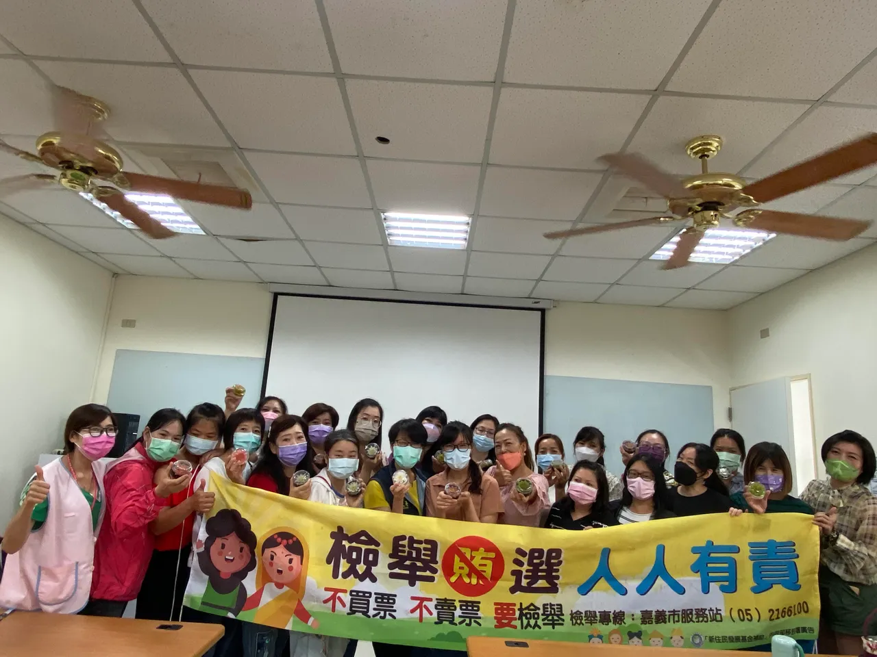 參與活動的新住民朋友,一同向賄選說不。翻攝畫面