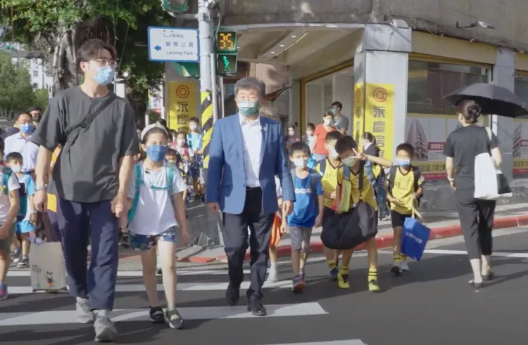陳時中走在小朋友放學的路上。翻攝 陳時中YouTube