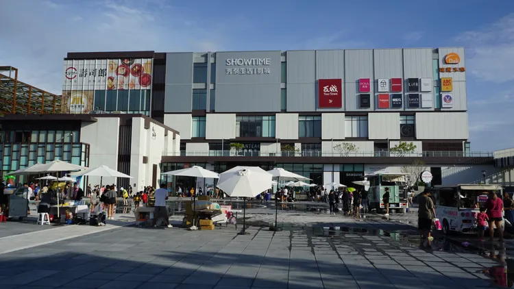 岡山區近年來重大建設多，如百貨商場興建，帶動房市買氣。葉家銘攝