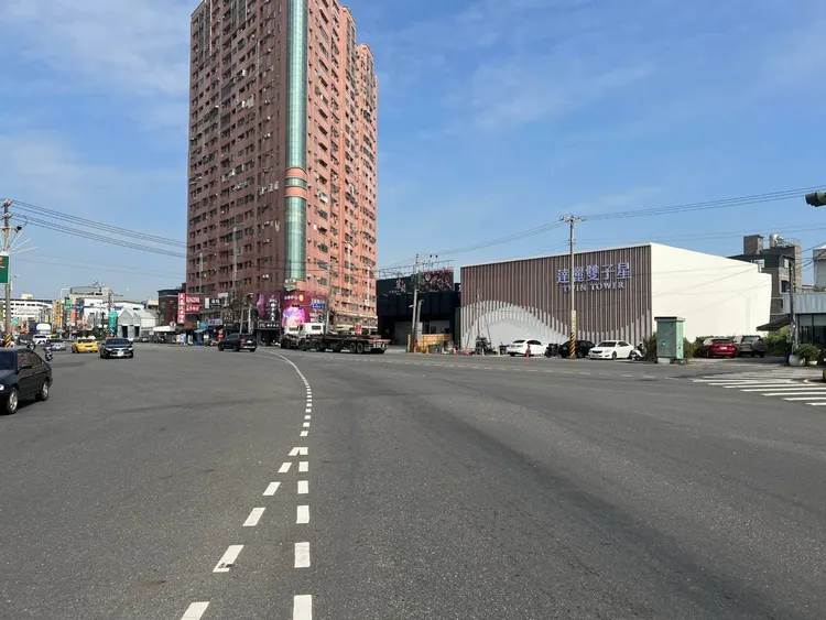 達麗建設「達麗雙子星」位於岡山車站旁，未來興建地上24樓超高建築。葉家銘攝