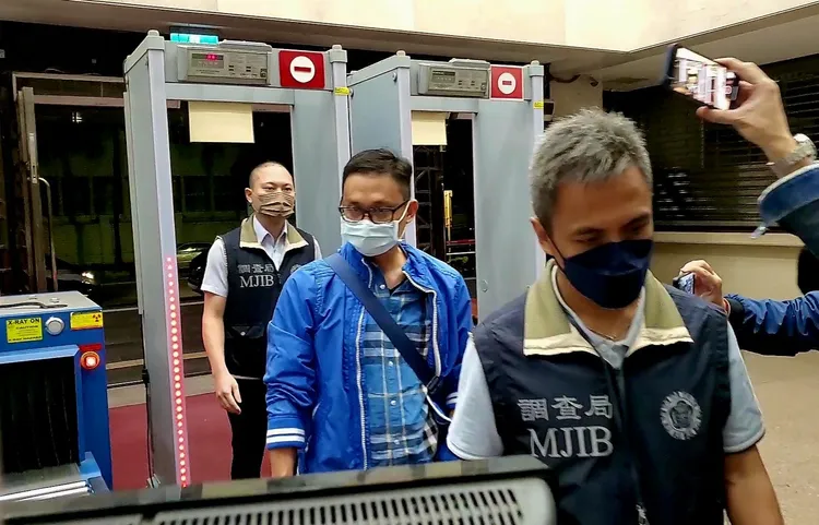 鄭頂茂凌晨移送北檢複訊。呂志明攝