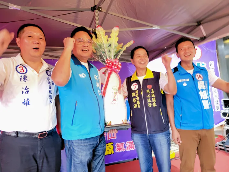 林耕仁為黨籍市議員候選人站台。林耕仁競辦提供