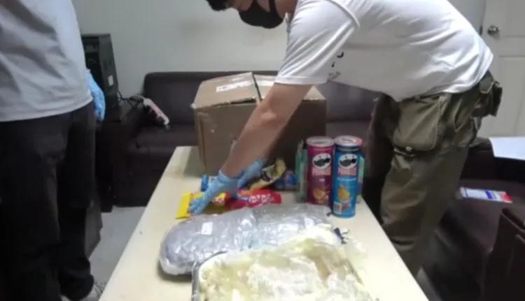 警方在包裹內查獲2包大麻花。翻攝畫面