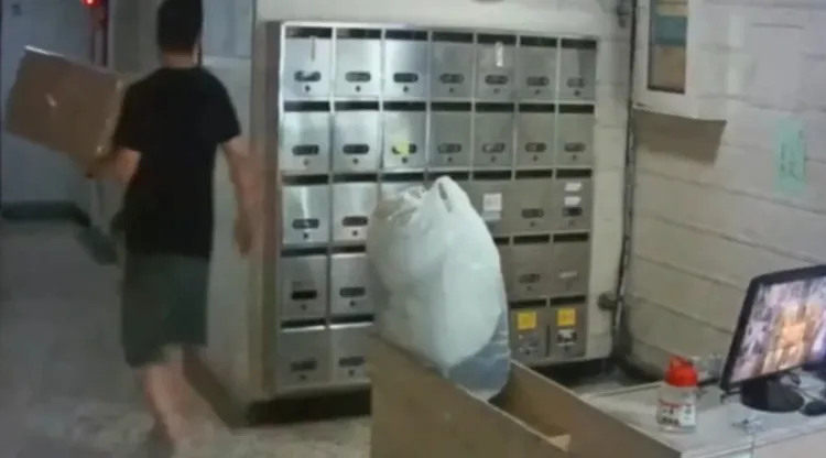焦男未簽收包裹，私自取走包裹。翻攝畫面