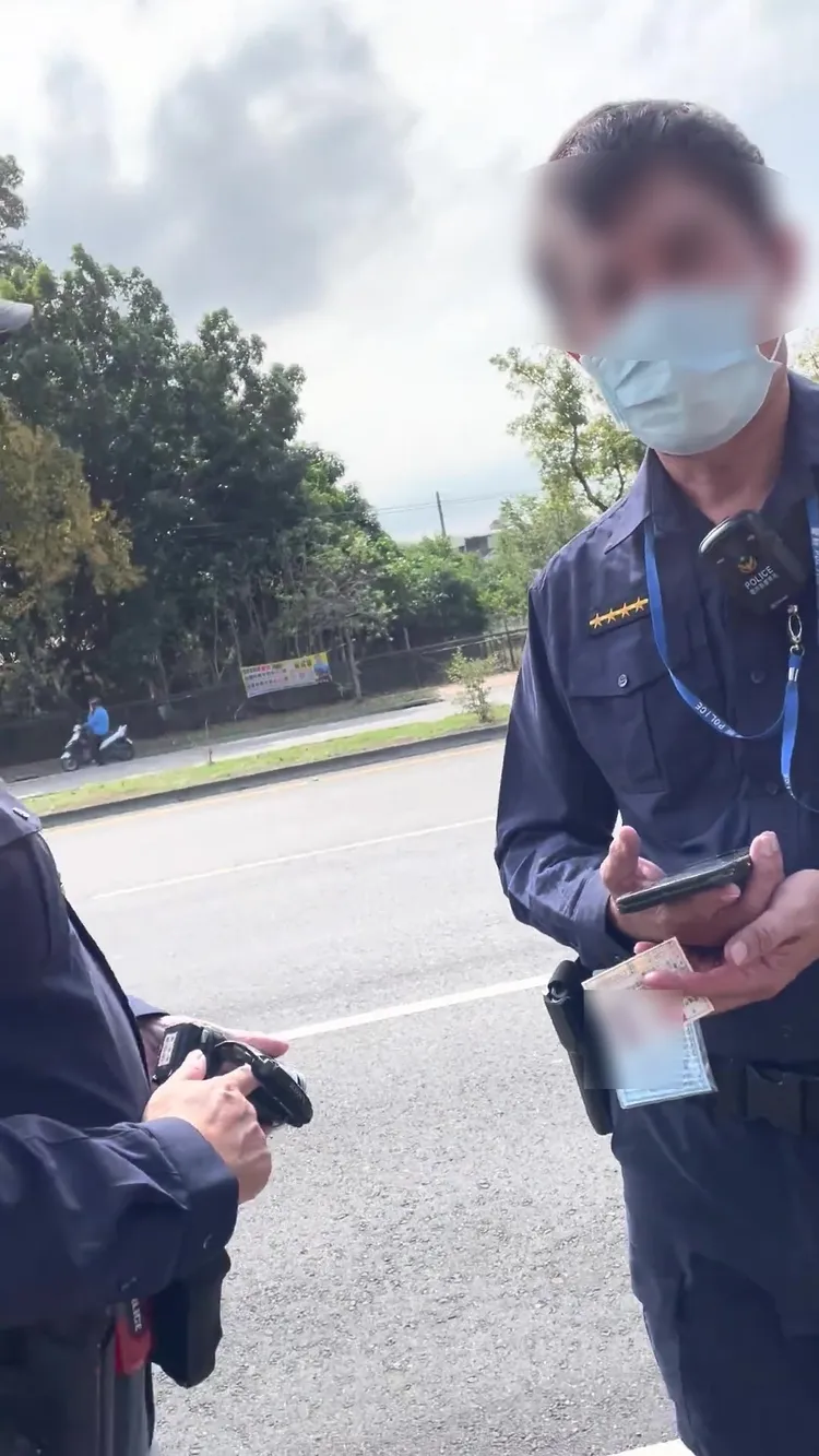 另警稱既設慢車道，機車便不該與紅牌重機一樣騎上快車道。 攝自WoWtchout地圖型行車影像分享平台