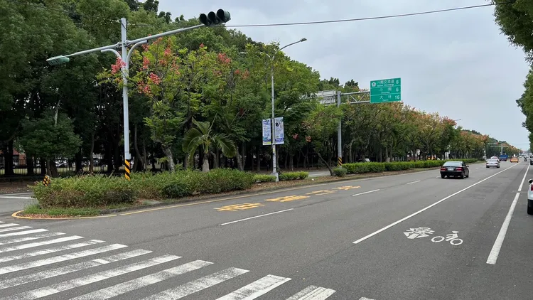 內側車道畫設禁行機車，機車族可行駛於外車道及最外側慢車道。魏嘉良攝