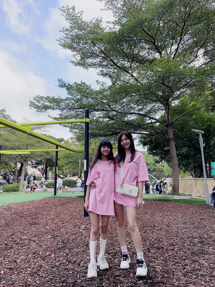 Grace日前曬出與大女兒的合照，少人誤認是阿翔扮女妝，「以為是爸爸萬聖節的裝扮」。翻攝臉書「Out Of Control 