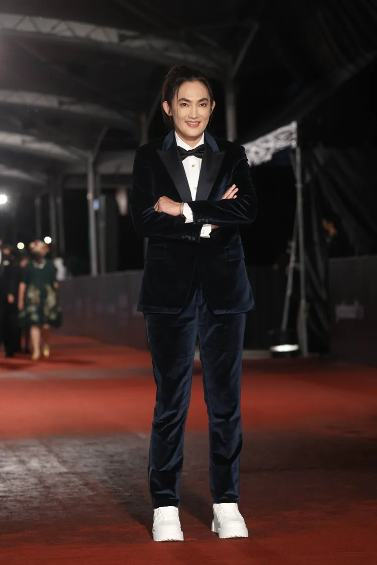 台灣女籃傳奇球星錢薇娟一身深藍色的英國設計師品牌Paul Smith絨布西裝，帥度令陳孫華讚嘆「打趴一票男明星」。攝影中心攝