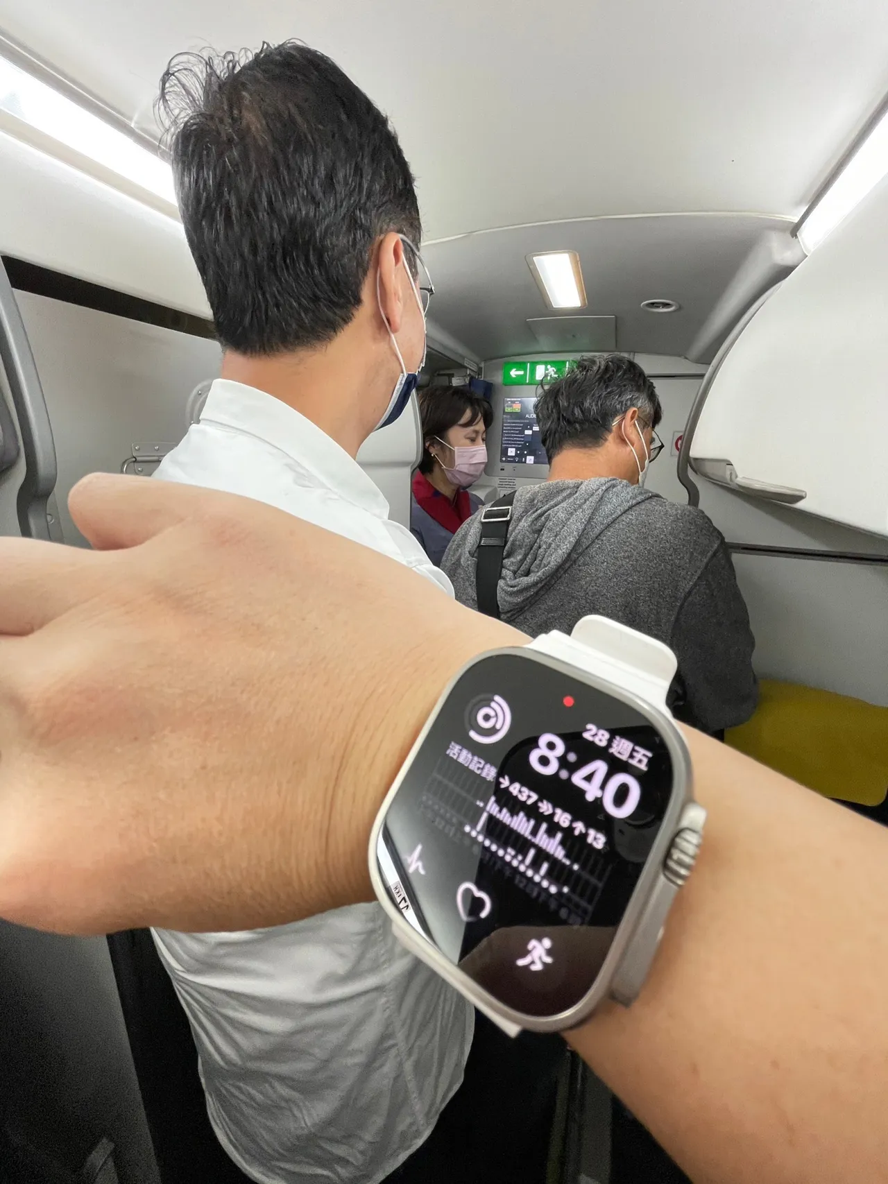 朱立倫在飛機上拍下因為清泉崗機場出現空拍機導致班機延誤一小時,手錶顯示抵達台中的降落時間。朱立倫提供