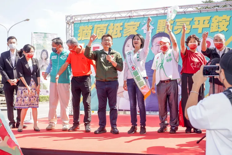 民進黨台中市長候選人蔡其昌與市議員張家銨聯合競選總部今天成立。蔡其昌競總提供