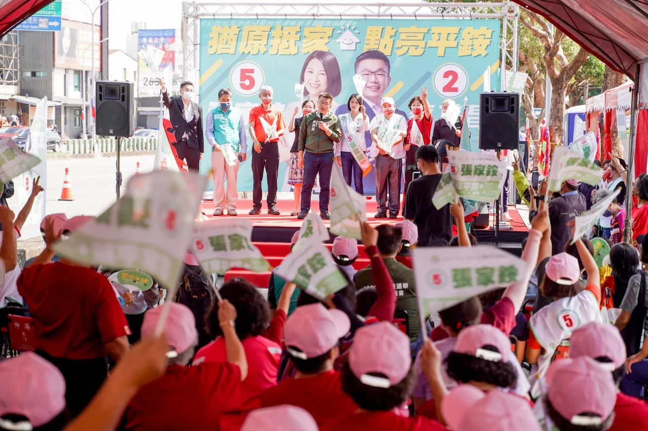 蔡其昌跟現場民眾保證自己當選市長後,絕對不會利用行政權強迫公務員下班後還要參加選舉造勢活動。蔡其昌總部提供