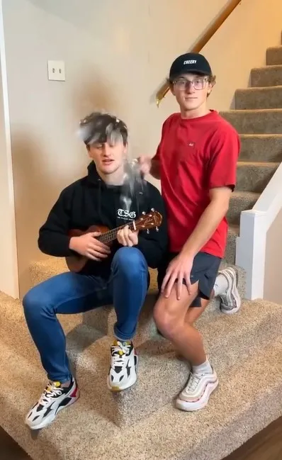 兩個男生想模仿卻芭比Q了。