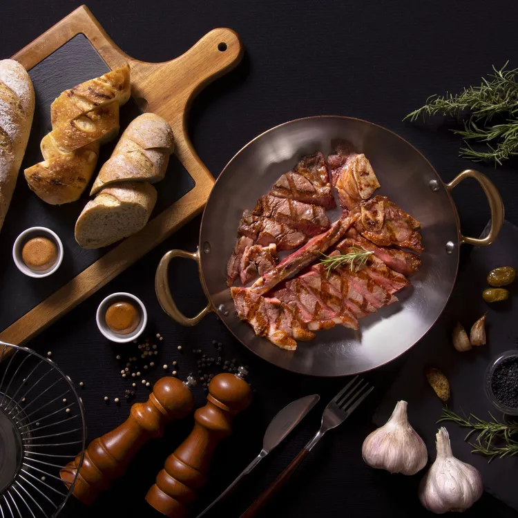 台北花園大酒店「PRIME ONE牛排館」濕式熟成30天丁骨牛排30oz雙人套餐。天成飯店集團提供