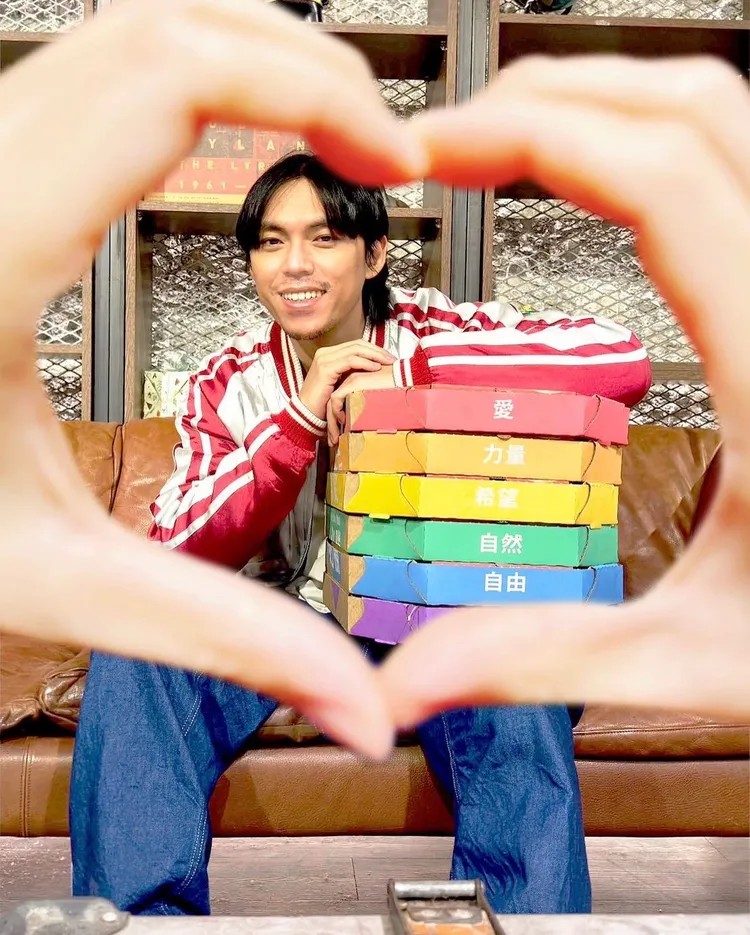 金曲衣櫃歌手HUSH搶先開箱「有愛必勝六色彩虹盒」。畫面翻攝自HUSH社群平台