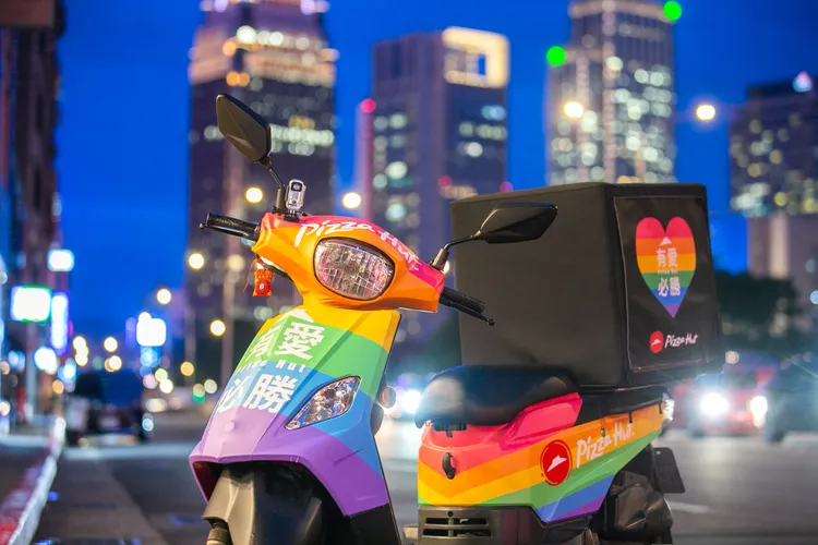 必勝客全球唯一「彩虹外送機車」將出現在同志遊行攤位供民眾拍照。業者提供