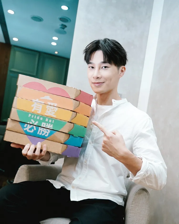 必勝哥宋偉恩認為愛可以是不同的形狀、不同的味道、不同的溫度，也可以是各種不同的顏色，替同志遊行應援。畫面翻攝自宋偉恩社群平台