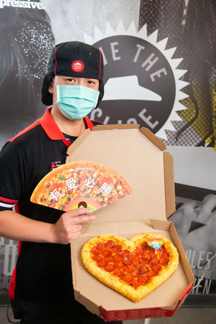 必勝客10/29將於同志遊行現場免費發送「有愛必勝愛心比薩」與「彩虹環保扇」，以實際行動應援同志遊行。業者提供