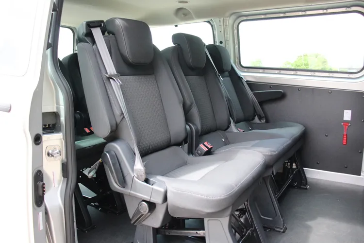 旅行家九人座Kombi採單側手動滑門設計，中排空間表現寬敞，但一切以務實導向，並未有太多裝飾美化。林浩昇攝