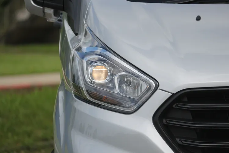 車頭以3 Bar盾型黑色水箱護罩為主視覺，兩旁搭配鹵素燈泡的光感啟閉頭燈。林浩昇攝