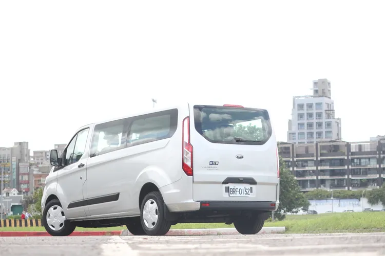 車尾維持原有縱置式的尾燈組，擁有極高的辨識度，即使經過多年銷售，整體視覺也不致呆板。林浩昇攝