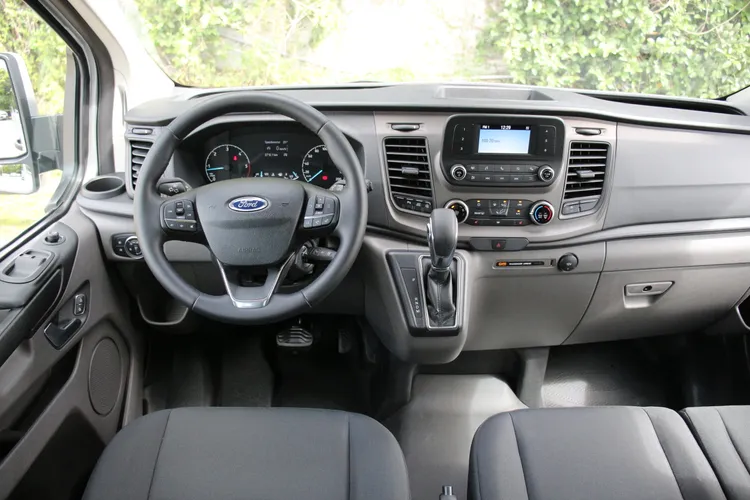 車艙原先就以類轎車化的風格，打造中控台整體機能與視覺，雖不特別講究，但也不顯老派。林浩昇攝