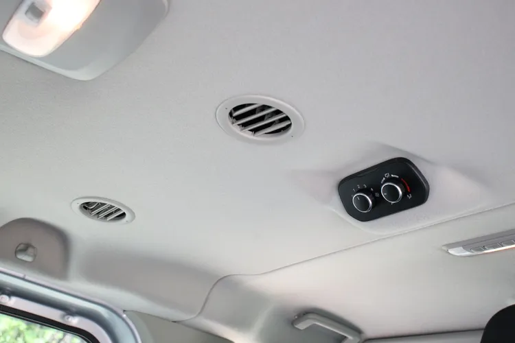 為了強化後座冷房效率，車頂除了有多個出風口，也安排獨立操作風量冷暖的控鍵。林浩昇攝
