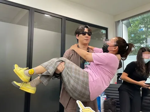 金曲歌王蕭煌奇不顧腰斷風險 新娘抱、過肩摔單身女記者