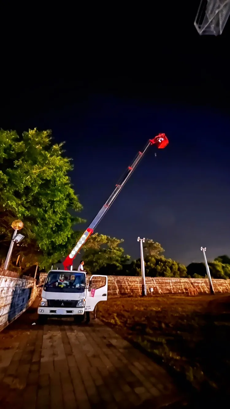 盧秀燕競選總部上午公布兩張高空作業車照片，澄清晚會空拍照片使利用該車拍攝，並非使用無人機。盧秀燕競總提供