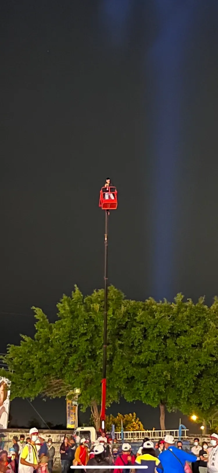 盧秀燕競總以照片證實昨晚造勢晚會空拍照是以高空作業車拍攝。盧秀燕競總提供